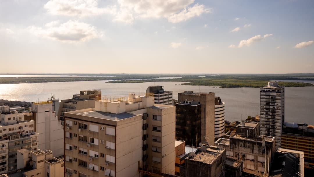 Mapa com pontos de calor representando ocorrências criminais em Porto Alegre