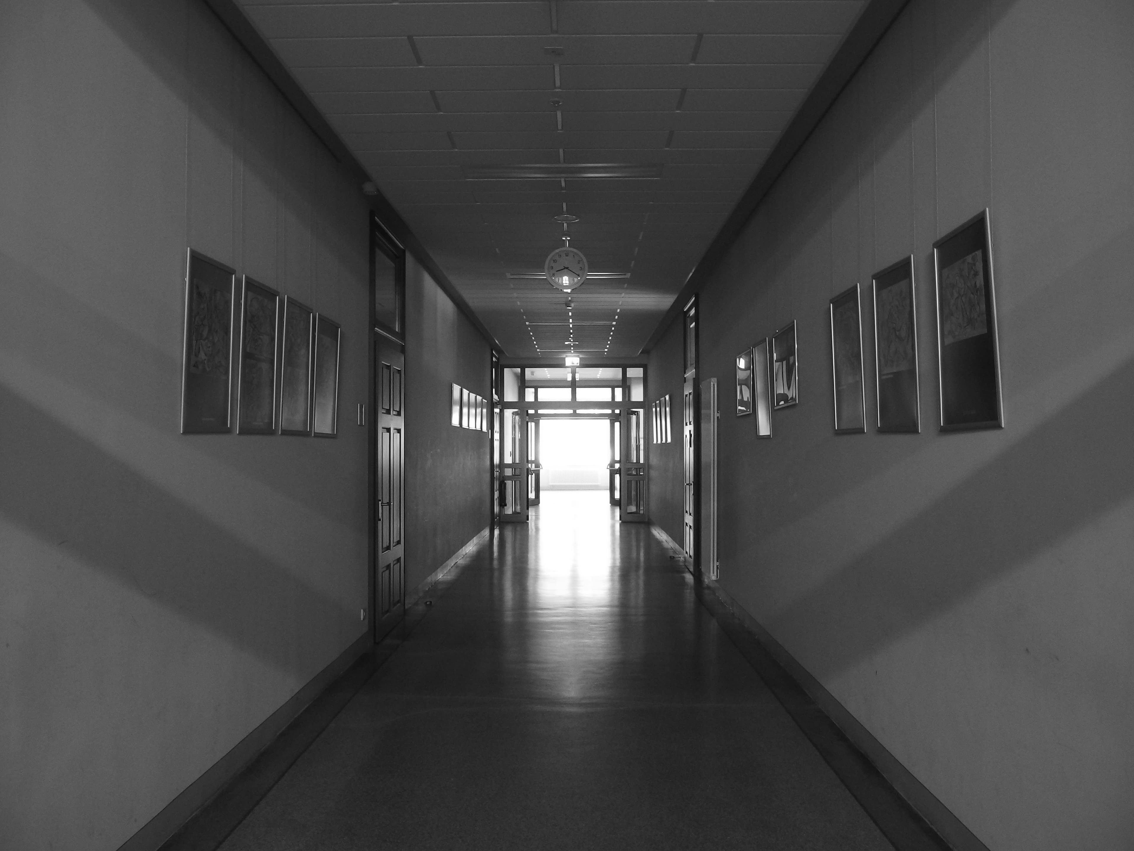 Corredor vazio de escola com portas e janelas