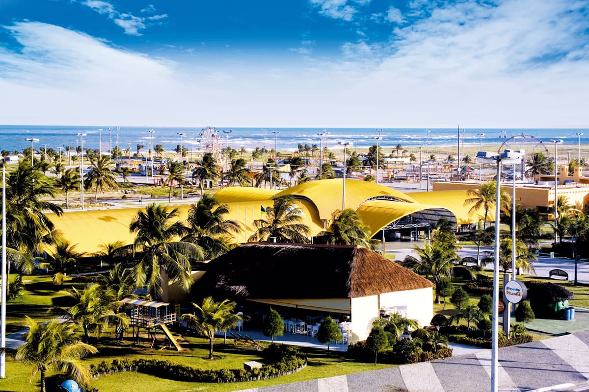 Orla da Atalaia, em Aracaju (SE), com a roda-gigante e o mar ao fundo.