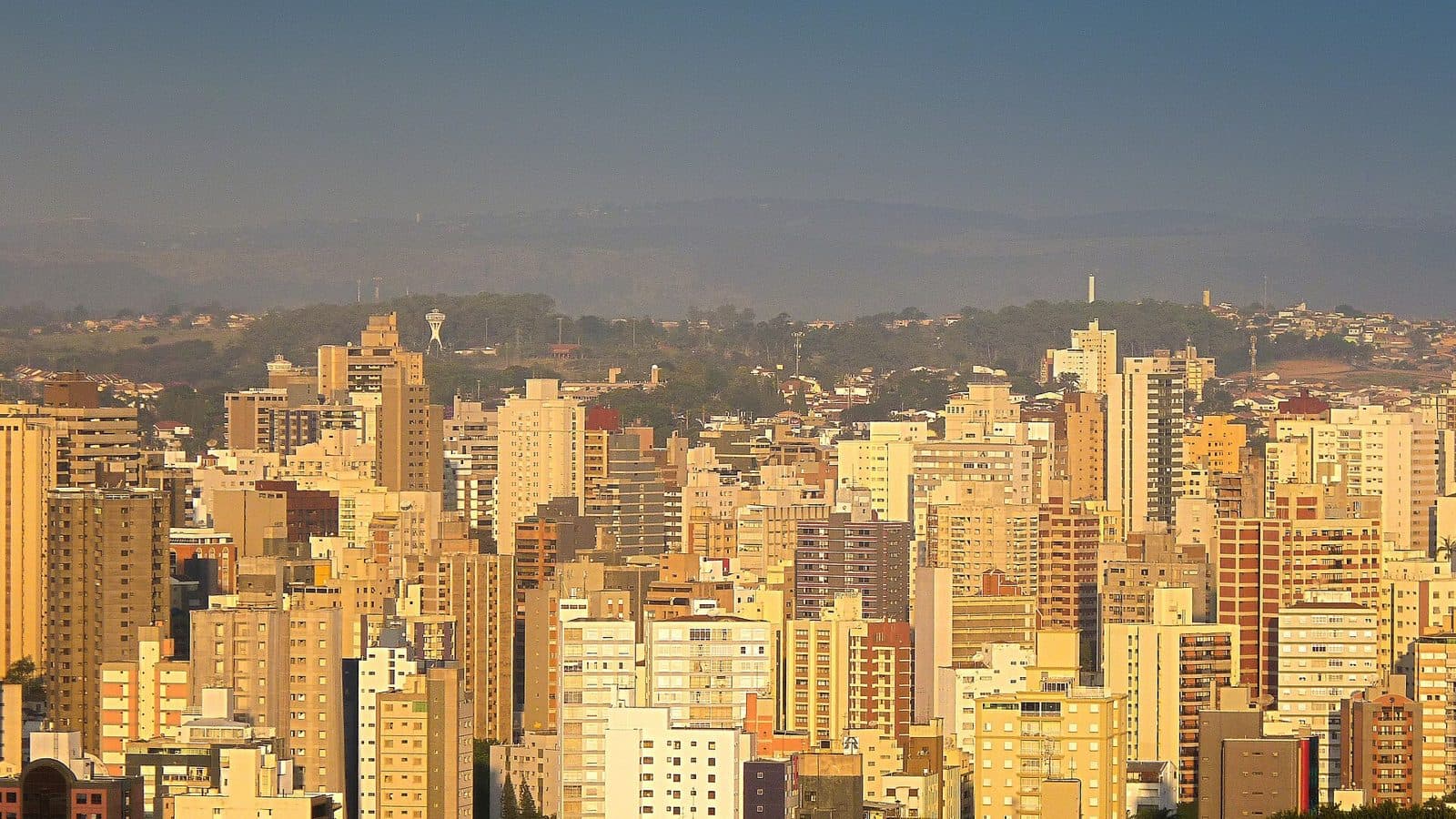 Prédios da região central de Campinas (SP) ao entardecer.