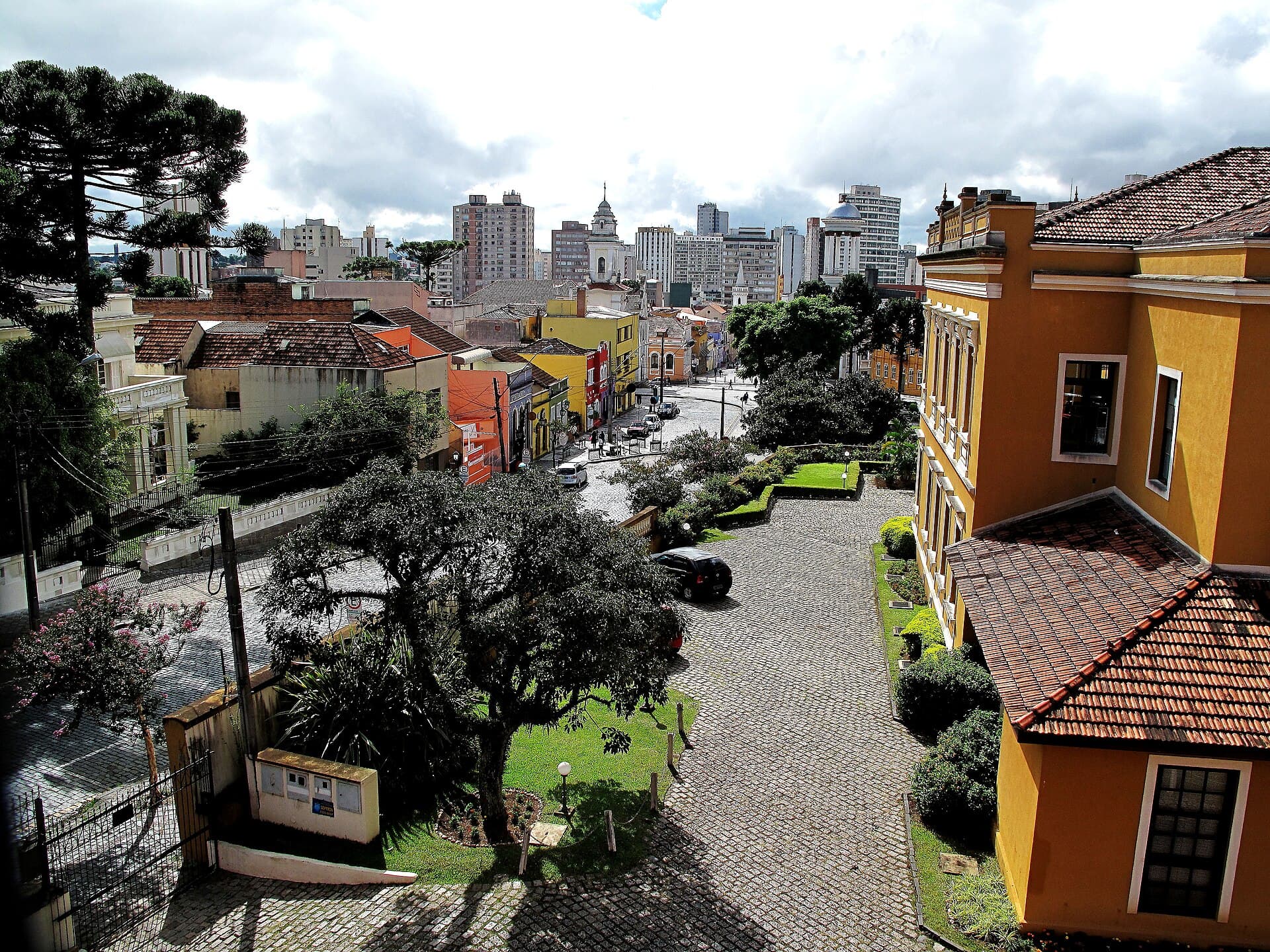 Casarões coloridos e prédios do Centro Histórico de Curitiba (PR).