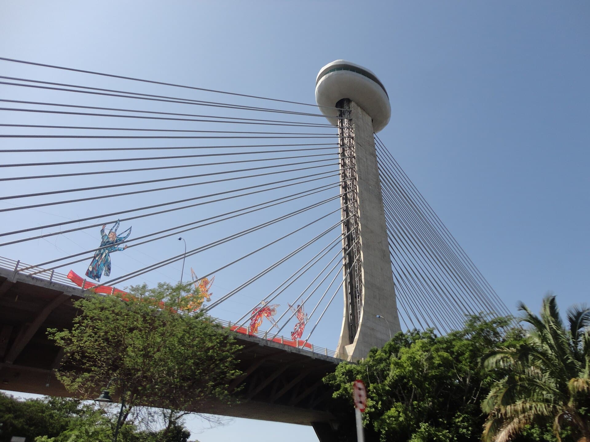 Ponte Estaiada de Teresina (PI), vista de baixo, com o mirante no topo do mastro.