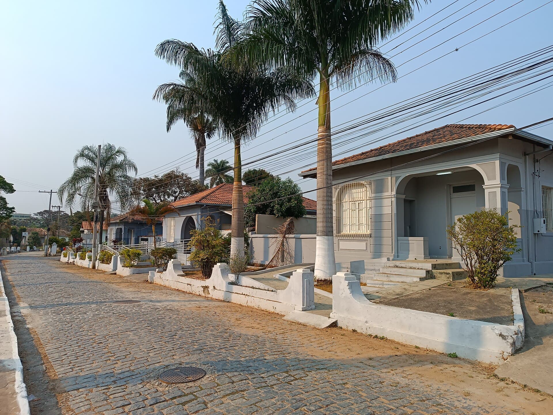 Rua de casas históricas em Ribeirão das Neves, na região metropolitana de Belo Horizonte.