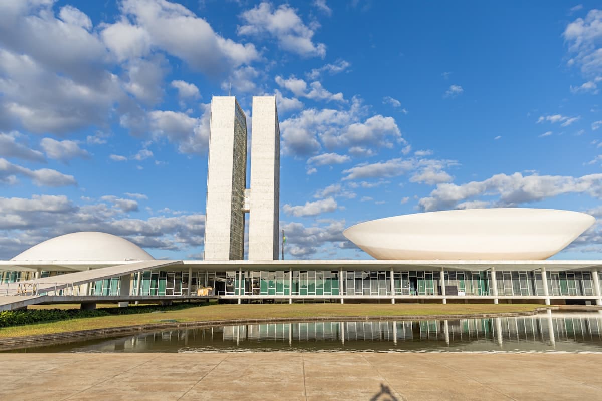 Congresso Nacional em Brasília com reflexo no espelho d'água