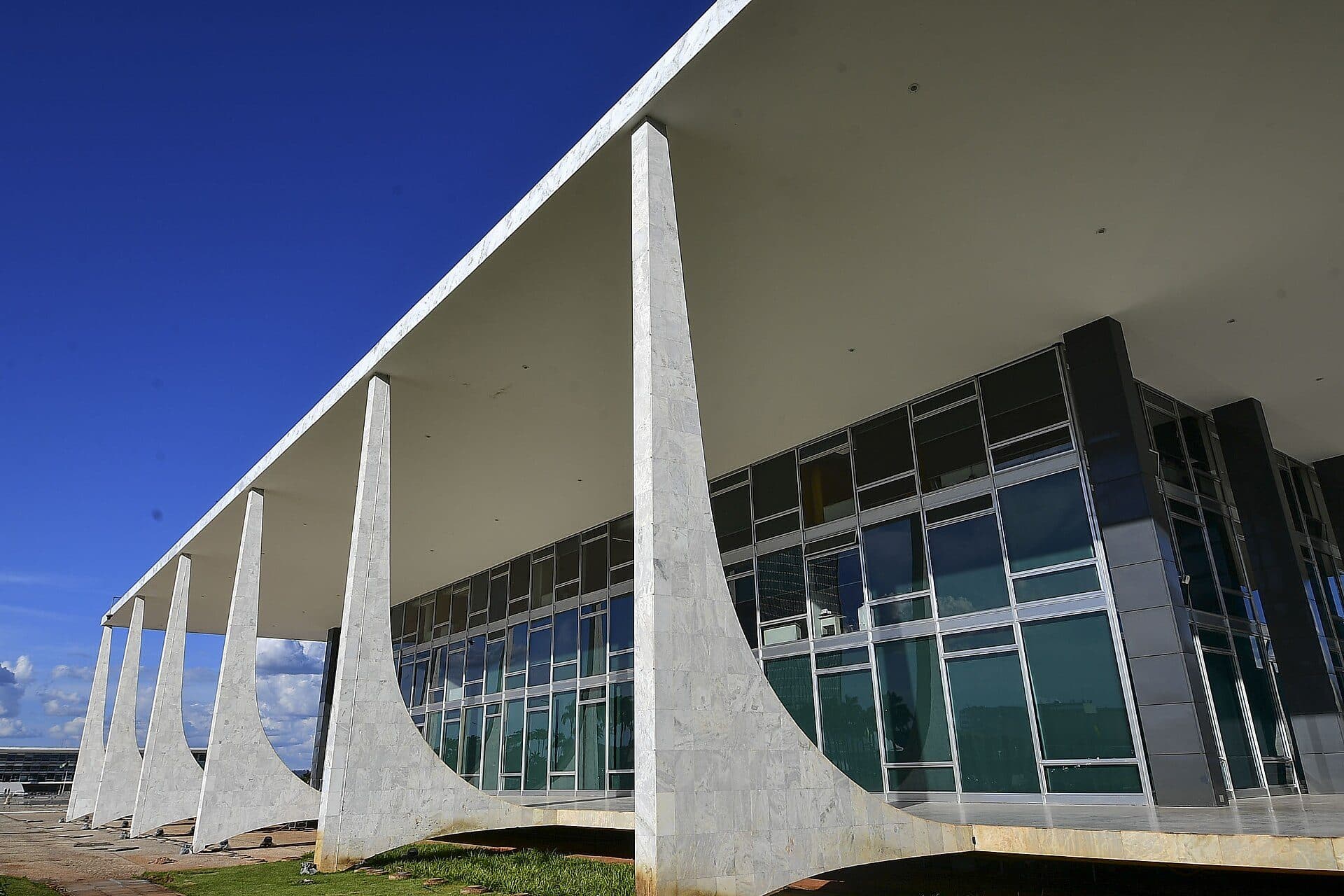 Fachada do Supremo Tribunal Federal, em Brasília, com as colunas de mármore sob céu azul