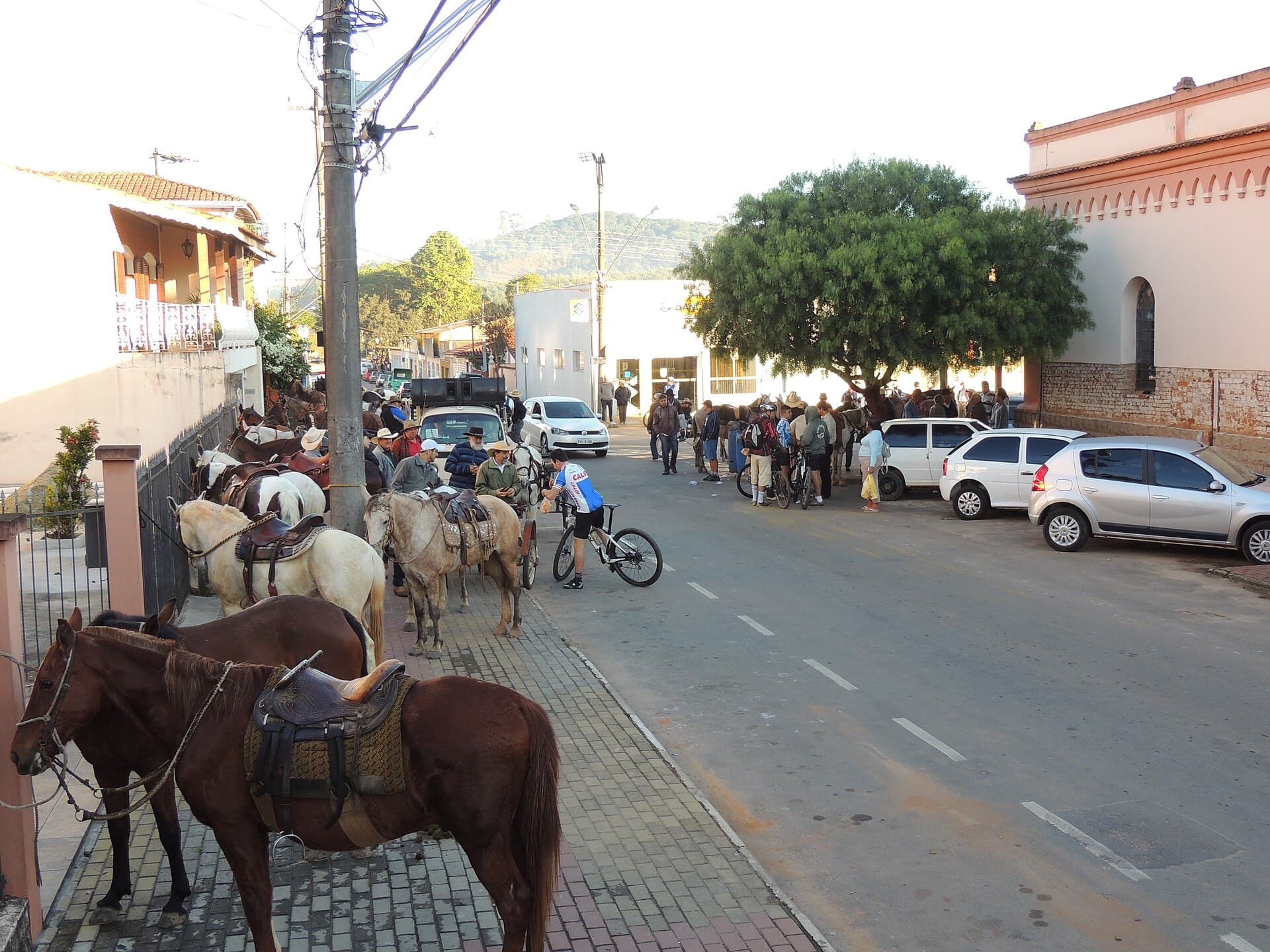 Rua do centro de Jarinu (SP), com casario, a matriz ao fundo e a serra que cerca a cidade.