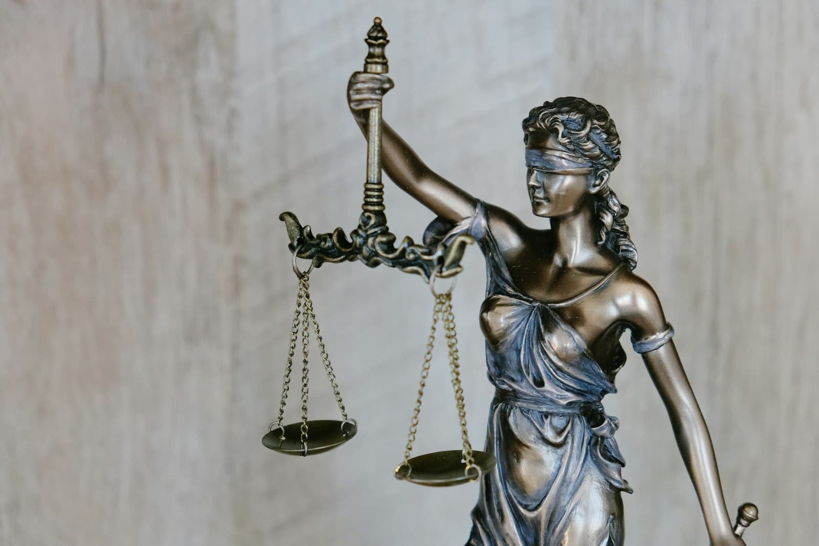 Estátua da Justiça — balança e espada como símbolo do direito penal brasileiro