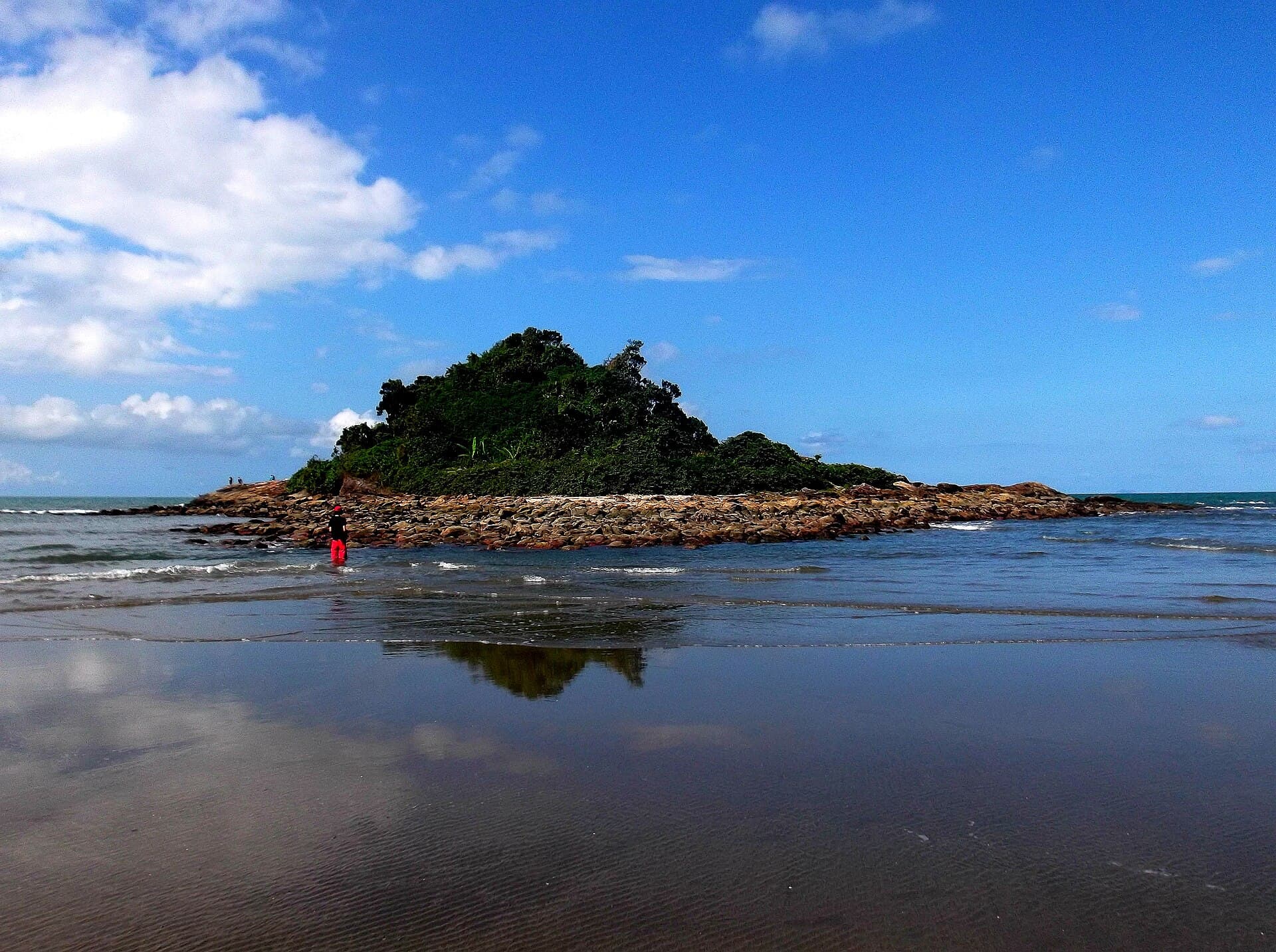 Praia dos Pescadores, em Itanhaém (SP), com a ilha na maré baixa.