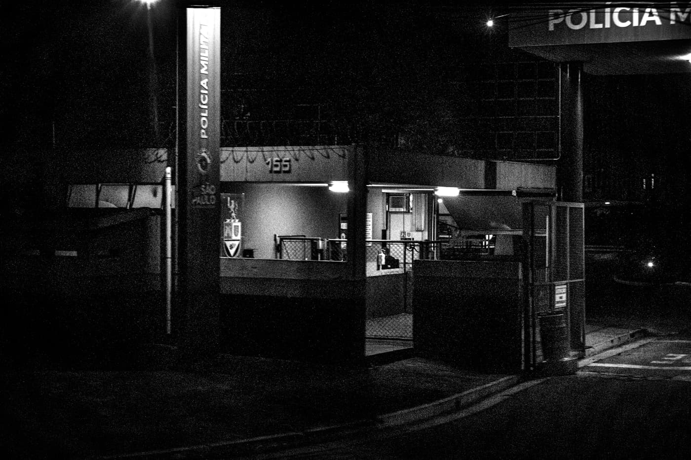 Posto da Polícia Militar de São Paulo à noite com iluminação interna visível