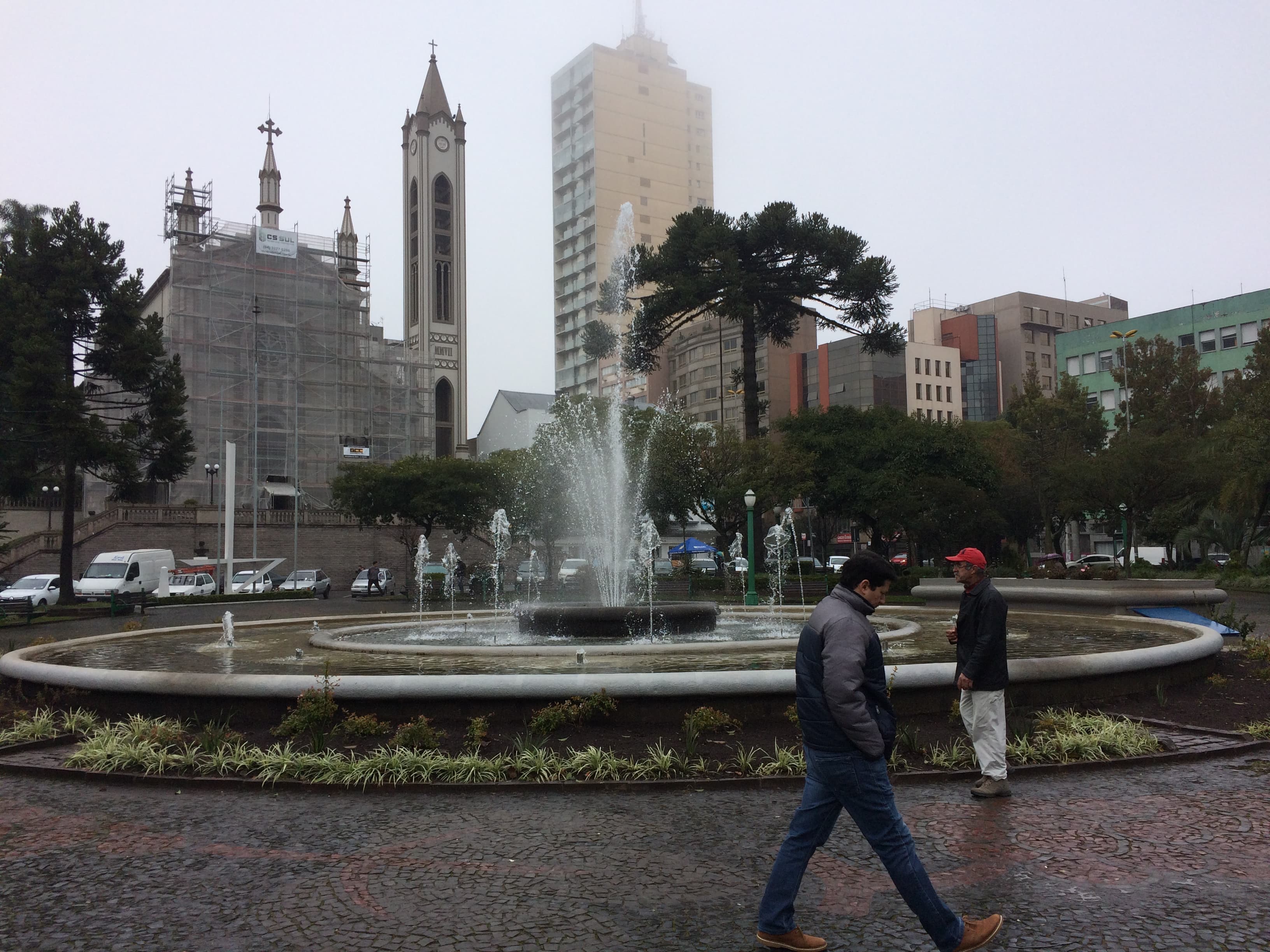 Praça Dante Alighieri em Caxias do Sul, com a Catedral Diocesana de Santa Teresa de Ávila ao fundo