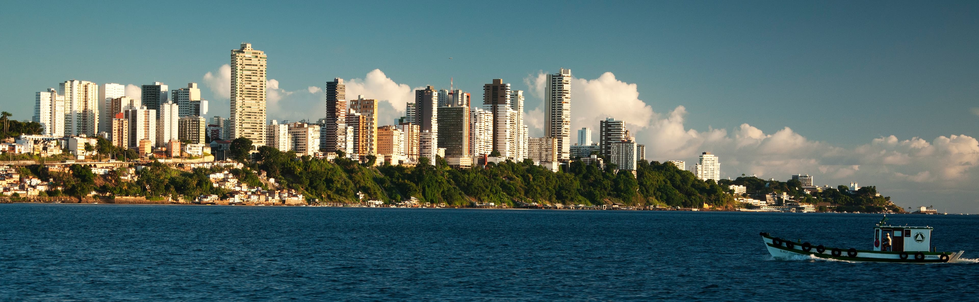 Vista da orla de Salvador a partir da Baía de Todos os Santos, com os edifícios da Barra ao fundo.