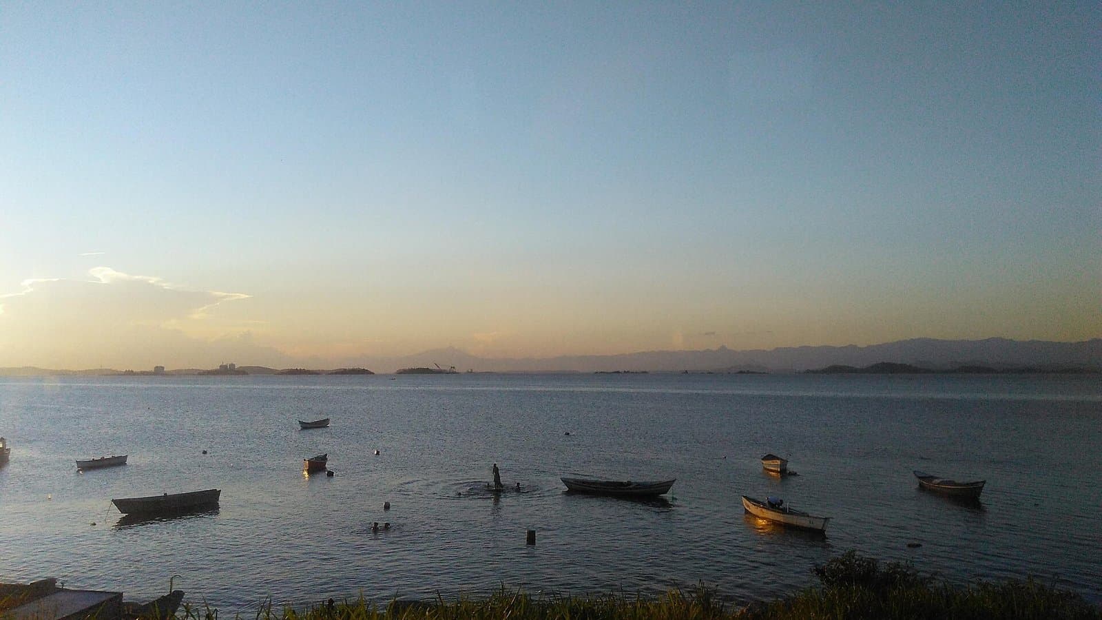 Orla de São Gonçalo na Baía de Guanabara, Rio de Janeiro — a 2ª maior cidade do estado registrou 25.297 ocorrências em 2025, a menor taxa por habitante da região metropolitana
