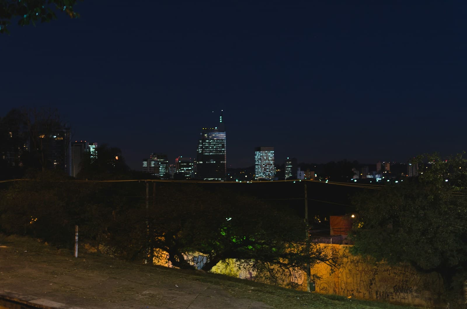 Vista noturna da cidade de São Paulo com luzes da metrópole