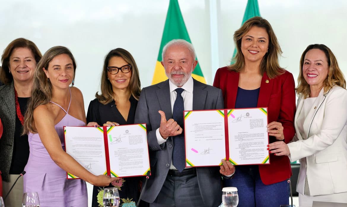 Presidente Lula sanciona projetos de lei que fortalecem combate à violência contra a mulher