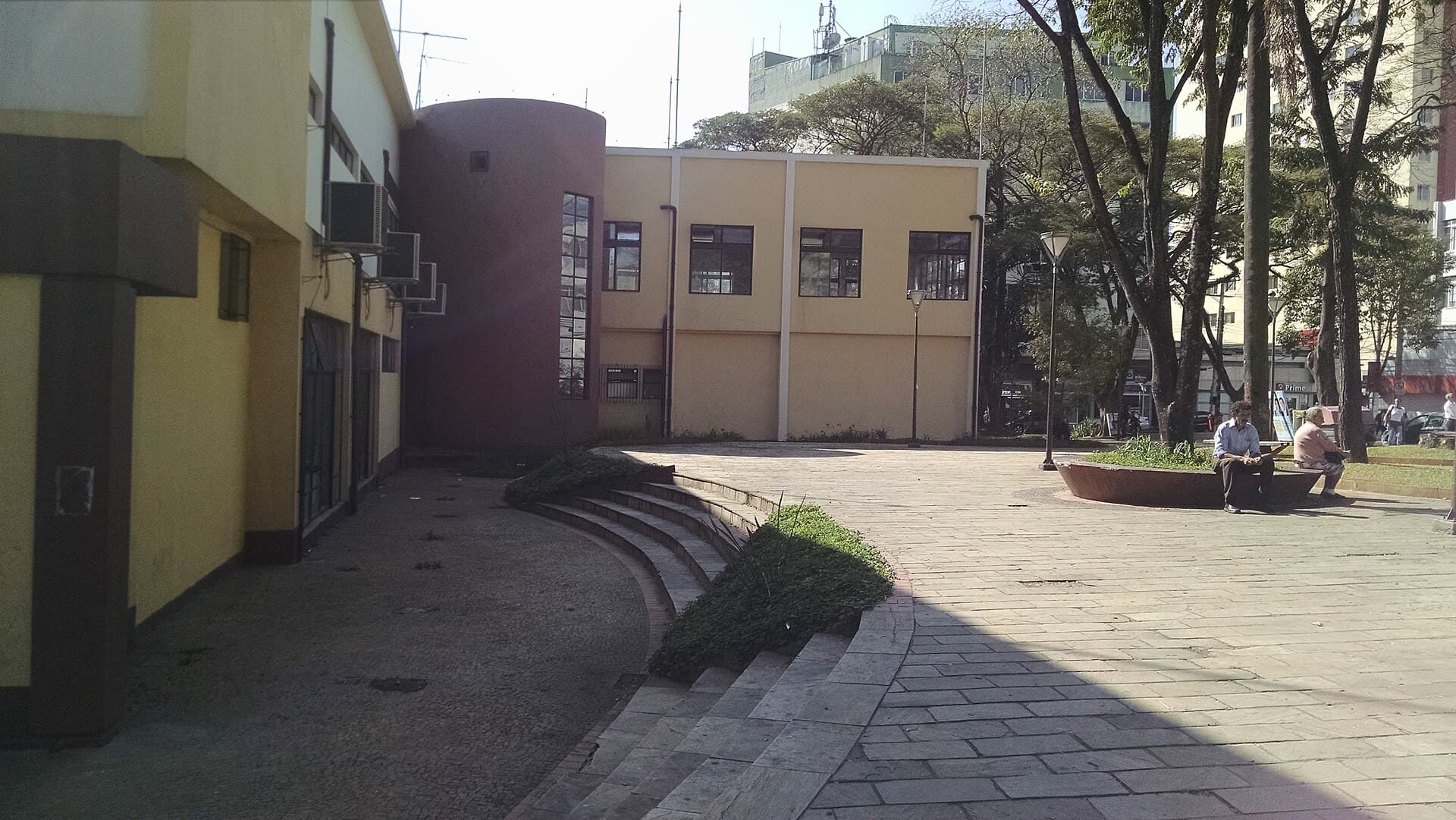 Praça no Centro de Guarulhos (SP), com edifícios públicos e árvores.