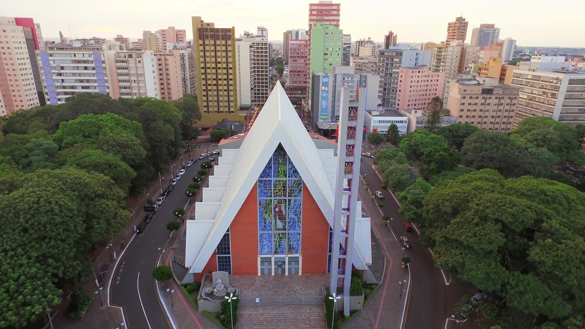 Vista aérea da Catedral Metropolitana de Londrina (PR) e dos prédios do centro.
