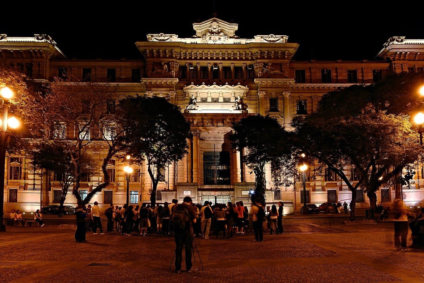 Fachada do Palácio da Justiça de São Paulo à noite, iluminada, na Praça da Sé