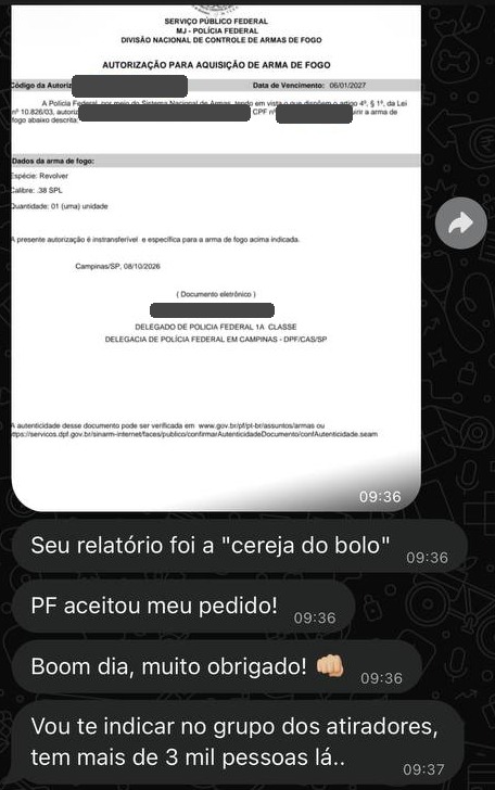 Conversa no WhatsApp: o cliente mostra a autorização da Polícia Federal para comprar a arma e diz que o relatório foi a cereja do bolo